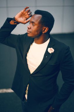 Koyu renk bir odada koyu renk takım elbiseli siyah adam