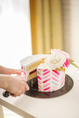 Çiçek Süslemeleri ile Kek Kesme