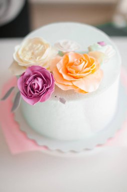 pembe bir arka plan üzerinde kek popsicle