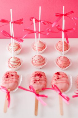 pembe bir arka plan üzerinde kek popsicle