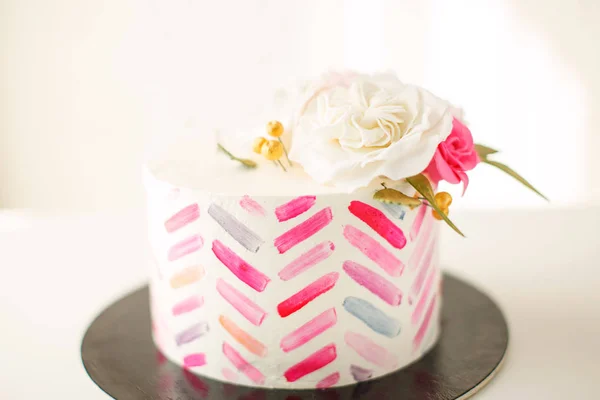 Pastel Con Rayas Rosadas Decoraciones Florales — Foto de Stock