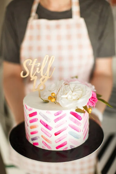 Tårta Med Rosa Ränder Och Blomsterdekorationer — Stockfoto
