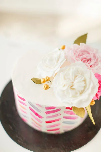 Торт Рожевими Смужками Квітковими Прикрасами — стокове фото