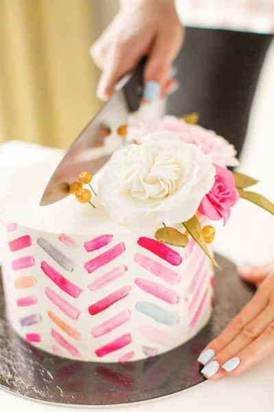 蛋糕切割与花卉装饰 — 图库照片