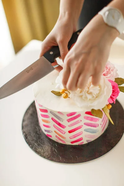 Torta Cortada Con Decoraciones Florales —  Fotos de Stock
