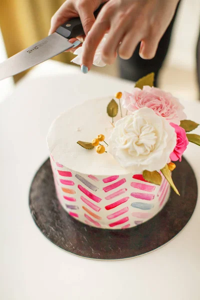 蛋糕切割与花卉装饰 — 图库照片