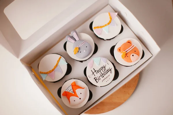 Sakız dekorlu cupcakes. Tatlı