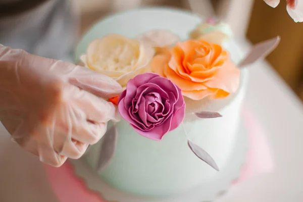 粉红色背景上的蛋糕冰棒 — 图库照片