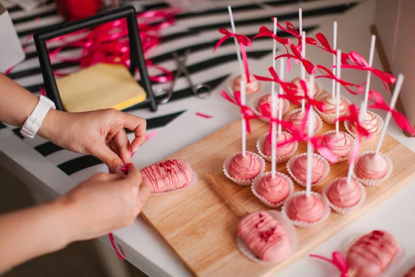 Touches Framboises Dans Les Mains Chef Pâtissier — Photo