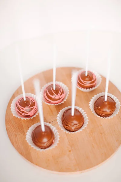 Ronde Chocolade Keikpops Een Houten Dienblad — Stockfoto