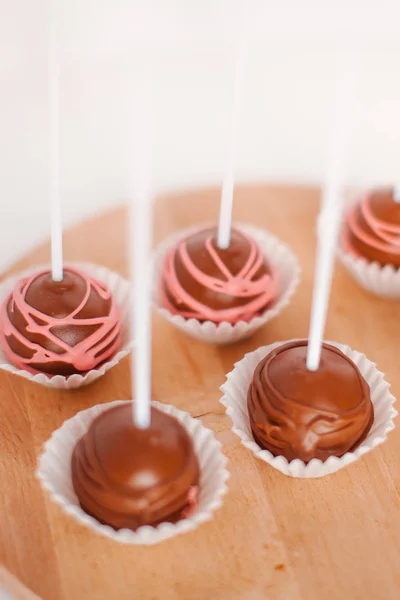 Yuvarlak Çikolata Keikpops Ahşap Bir Tepsi Üzerinde — Stok fotoğraf