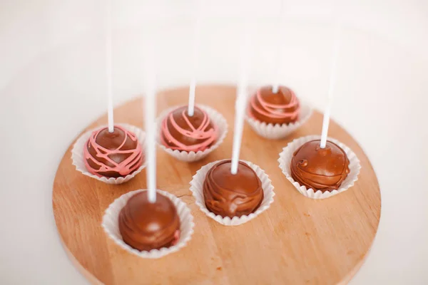 Yuvarlak Çikolata Keikpops Ahşap Bir Tepsi Üzerinde — Stok fotoğraf