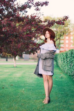 Bahar Parkı 'ndaki şapkada poz veren kızıl saçlı manken..