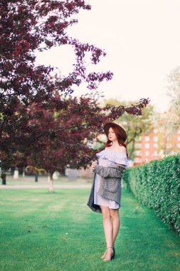 Bahar Parkı 'ndaki şapkada poz veren kızıl saçlı manken..