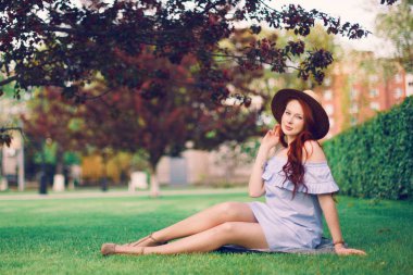 Bahar Parkı 'ndaki şapkada poz veren kızıl saçlı manken..