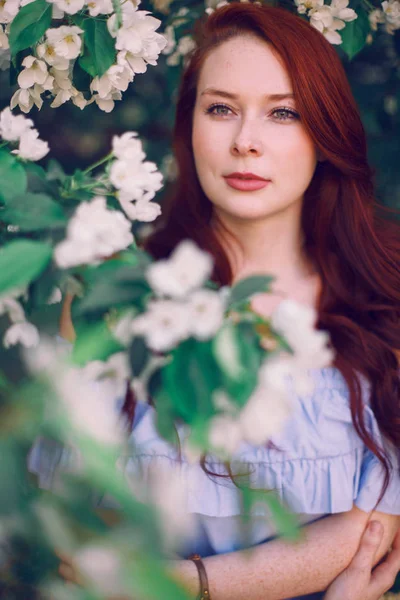 Model Met Rood Haar Poseren Een Bloeiende Appelboom — Stockfoto