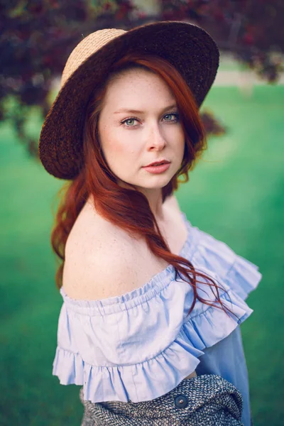 Rood Haar Model Poseren Een Hoed Het Voorjaar Park — Stockfoto