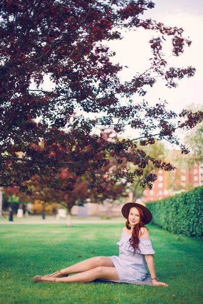Red Haired Model Posing Hat Spring Park — Stock Photo, Image