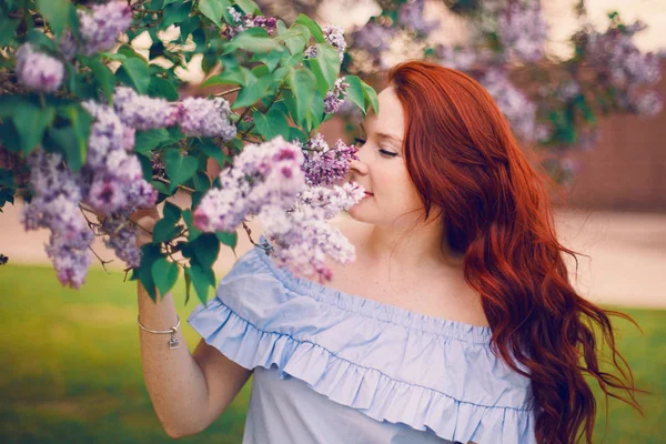 Red Haired Model Poses Summer Dress Blooming Lilacs — Stock Photo, Image