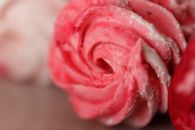 Gri tabakta meyve marshmallow