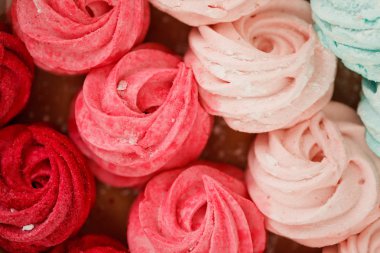 Kağıt ambalajlarda çok renkli marshmallowlar