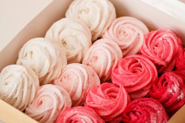 Kağıt ambalajlarda çok renkli marshmallowlar