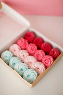 Kağıt ambalajlarda çok renkli marshmallowlar