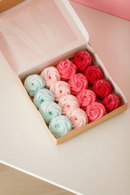 Kağıt ambalajlarda çok renkli marshmallowlar