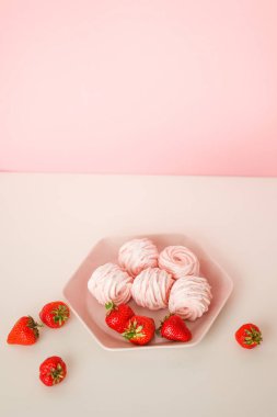 bir tabakta çilek ile çilek marshmallow