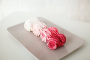 Gri tabakta meyve marshmallow