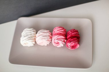 Gri tabakta meyve marshmallow