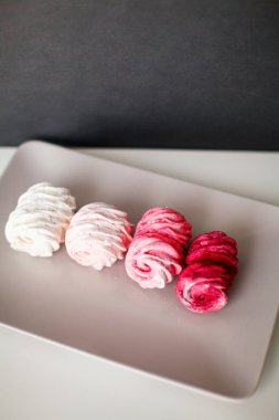 Gri tabakta meyve marshmallow