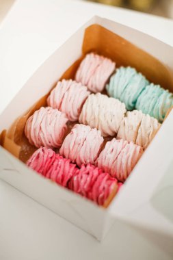 Kağıt ambalajlarda çok renkli marshmallowlar