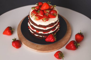 Koyu arka plan üzerinde kabuk ile Çilekli kek