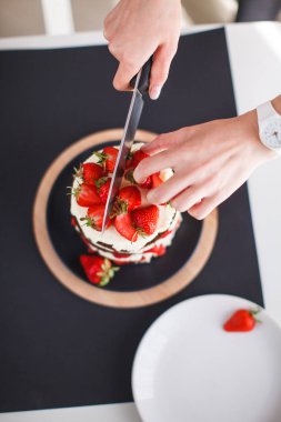 Kabuk ve krema ile Çilekli kek