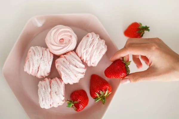 bir tabakta çilek ile çilek marshmallow