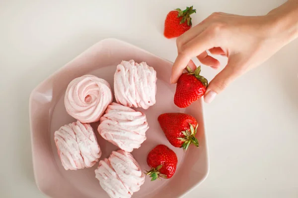 Marshmallow Alla Fragola Con Fragole Piatto — Foto Stock