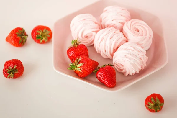 Marshmallow Alla Fragola Con Fragole Piatto — Foto Stock