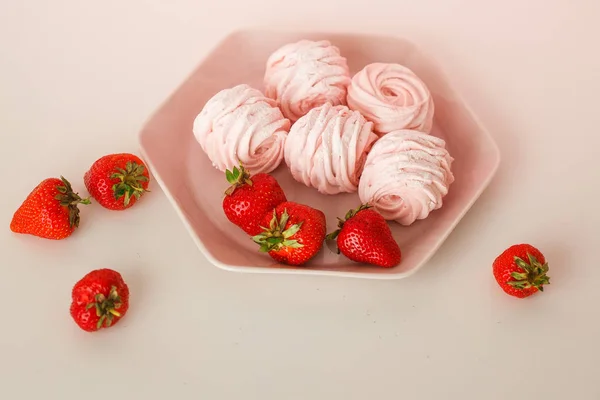 Marshmallow Alla Fragola Con Fragole Piatto — Foto Stock