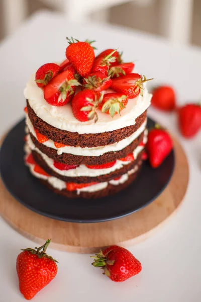 Erdbeerkuchen Mit Kruste Und Sahne — Stockfoto