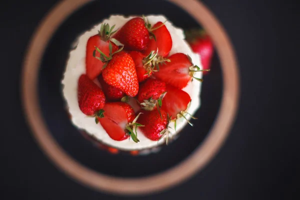 Gâteau Aux Fraises Avec Croûte Sur Fond Sombre — Photo