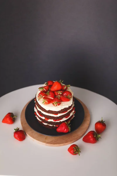 Gâteau Aux Fraises Avec Croûte Sur Fond Sombre — Photo