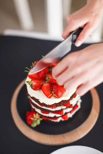 Kabuk ve krema ile Çilekli kek