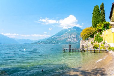 Kumsalda Lake Como, İtalya