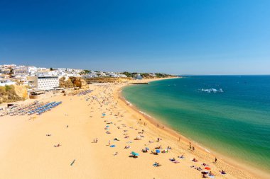 Albufeira Algarve, Portekiz içinde kum plajındaki görüntülemek