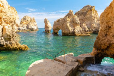 Lagos, Algarve, Portekiz 'deki güzel uçurum Ponta da Piedade