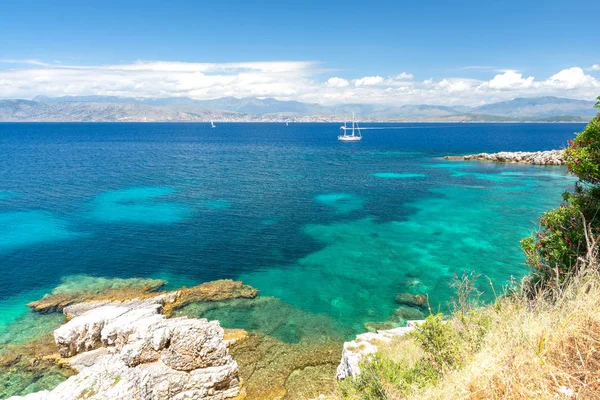 希腊科孚岛 Kassiopi 的蔚蓝爱琴海景色令人惊叹 — 图库照片
