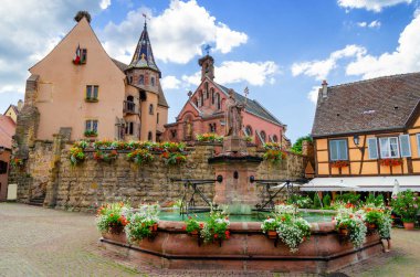 Ortaçağdan kalma şehir Eguisheim içinde Alsace, Fransa