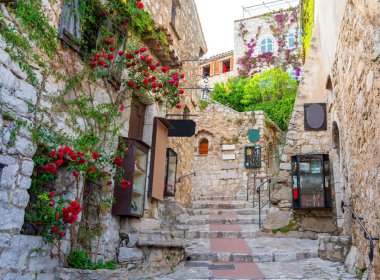 cote d'Azur mesafede, Eze Ortaçağ sokakta dar, Fransız riviera, Fransa