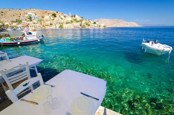シミ島 ギリシャでクリスタル クリアな海の上を表示します — ストック写真